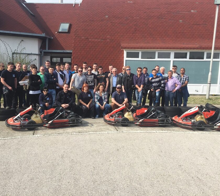 Teamfoto von Firmenausflug ins Werk nach Ungarn