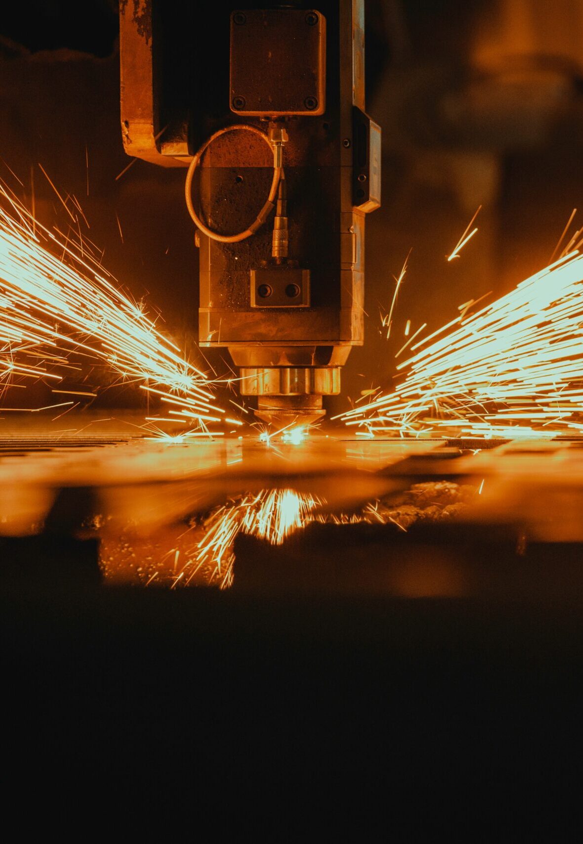 CNC-Fräsmaschine bei der Arbeit, Funken sprühen während der präzisen Bearbeitung eines Werkstücks.