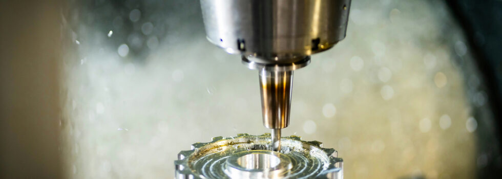 Nahaufnahme einer CNC-Fräse bei der präzisen Bearbeitung eines Werkstücks. Die Maschine arbeitet mit hoher Genauigkeit und Effizienz.